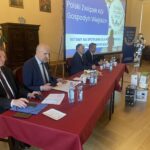 24.04.2023. Sandomierz. Spotkanie członków Polskiego Związku KGW z wiceminister Anną Krupką. Na zdjęciu (od lewej): Waldemar Maruszczak - kierownik biura ARi MR w Sandomierzu, Grzegorz Socha - wiceprezes Polskiego Związku KGW Województwa Świętokrzyskiego, poseł Marek Kwitek , Łukasz Korus - asystent wiceminister Anny Krupki, Anna Krupka, wiceminister sportu. / Fot. Grażyna Szlęzak - Radio Kielce