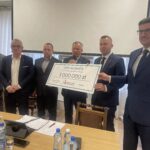 25.04.2023. Połaniec. Przystąpienie gminy do Społecznej Inicjatywy Mieszkaniowej. Na zdjęciu (od lewej): Jacek Mazur - wiceprzewodniczący Rady Miasta Połańca, Stanisław Lolo -przewodniczący rady miasta, Krzysztof Zając - wiceprzewodniczący rady miasta, Jacek Nowak - burmistrz Połańca, poseł Michał Cieślak, Jakub Pyrzanowski - wiceprezes Krajowego Zasobu Nieruchomości. / Fot. Grażyna Szlęzak - Radio Kielce