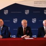 28.04.2023. Sandomierz. Podpisanie umów na dofinansowanie do zakupu wozów strażackich. Na zdjęciu (od lewej): poseł Marek Kwitek, Andrzej Bętkowski - marszałek województwa, Marek Jońca - wicemarszałek województwa / Fot. Urząd Marszałkowski Województwa Świętokrzyskiego