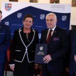 28.04.2023. Sandomierz. Podpisanie umów na dofinansowanie do zakupu wozów strażackich. Na zdjęciu (od lewej): poseł Marek Kwitek, Joanna Suska - burmistrz Ćmielowa, Andrzej Bętkowski - marszałek województwa, Marek Jońca - wicemarszałek województwa / Fot. Urząd Marszałkowski Województwa Świętokrzyskiego