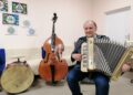 Kolekcję 27 unikatowych instrumentów, na których grano w dawnych kapelach ludowych posiada Adam Kocerba – muzyk ludowy, dokumentalista, animator folkloru muzycznego z pogranicza małopolsko-świętokrzyskiego, założyciel i kierownik artystyczny kapeli ludowej / Fot. Marta Gajda-Kruk – Radio Kielce