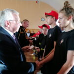 22.04.2023. Wiślica. Ślubowanie wstępujących do Młodzieżowej Drużyny Pożarniczej. Na zdjęciu (po lewej): poseł Krzysztof Lipiec. / Fot. Marta Gajda-Kruk - Radio Kielce