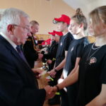 22.04.2023. Wiślica. Ślubowanie wstępujących do Młodzieżowej Drużyny Pożarniczej. Na zdjęciu (po lewej): poseł Krzysztof Lipiec. / Fot. Marta Gajda-Kruk - Radio Kielce