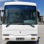 24.04.2023. Busko-Zdrój. Władze Buska-Zdroju przekazały autobus na potrzeby partnerskiego miasta Chmielnika na Ukrainie / Fot. Marta Gajda-Kruk - Radio Kielce