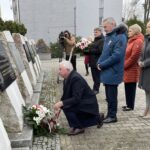 10.04.2023. Starachowice. 13. rocznica katastrofy smoleńskiej. Na zdjęciu (od lewej) przewodniczący sejmiku województwa świętokrzyskiego Andrzej Pruś, wojewoda świętokrzyski Zbigniew Koniusz, poseł Krzysztof Lipiec, radna Danuta Krępa, radna Agnieszka Kuś, przewodniczący rady gminy w Mircu Jan Zawisza / Fot. Anna Głąb – Radio Kielce