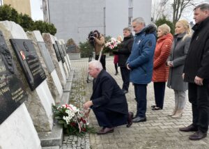 10.04.2023. Starachowice. 13. rocznica katastrofy smoleńskiej. Na zdjęciu (od lewej) przewodniczący sejmiku województwa świętokrzyskiego Andrzej Pruś, wojewoda świętokrzyski Zbigniew Koniusz, poseł Krzysztof Lipiec, radna Danuta Krępa, radna Agnieszka Kuś, przewodniczący rady gminy w Mircu Jan Zawisza / Fot. Anna Głąb – Radio Kielce