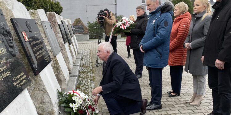 10.04.2023. Starachowice. 13. rocznica katastrofy smoleńskiej. Na zdjęciu (od lewej) przewodniczący sejmiku województwa świętokrzyskiego Andrzej Pruś, wojewoda świętokrzyski Zbigniew Koniusz, poseł Krzysztof Lipiec, radna Danuta Krępa, radna Agnieszka Kuś, przewodniczący rady gminy w Mircu Jan Zawisza / Fot. Anna Głąb – Radio Kielce