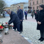 13.04.2023. Ostrowiec Św. Dzień Pamięci Zbrodni Katyńskiej. Na zdjęciu (od lewej): radny Dariusz Kaszuba, senator Jarosław Rusiecki, radna Grażyna Maj. / Fot. Anna Głąb - Radio Kielce