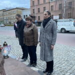 13.04.2023. Ostrowiec Św. Dzień Pamięci Zbrodni Katyńskiej. Na zdjęciu (od lewej); Mariusz Pasternak - przewodniczący rady powiatu ostrowieckiego , starosta ostrowiecki Marzena Dębniak, Agnieszka Rogalińska - członek zarządu powiatu ostrowieckiego. / Fot. Anna Głąb - Radio Kielce