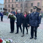 13.04.2023. Ostrowiec Św. Dzień Pamięci Zbrodni Katyńskiej. Na zdjęciu (od lewej); Artur Łakomiec - wiceprezydent Ostrowca i Marta Woźnicka-Kuzdak - wiceprzewodnicząca rady miasta. / Fot. Anna Głąb - Radio Kielce