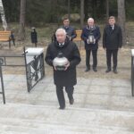 17.04.2023. Skarżysko-Kamienna. Konferencja nt. remontu mogiły na Brzasku. Na zdjęciu (na pierwszym planie): poseł Krzysztof Lipiec, (z tyłu, od lewej) radny Grzegorz Małkus, marszałek Andrzej Bętkowski, przewodniczący sejmiku województwa świętokrzyskiego Andrzej Pruś / Fot. Anna Głąb – Radio Kielce