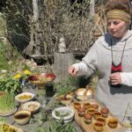 Na zdjęciu: Ewa Brożyna - zielarka z Osady Średniowiecznej w Hucie Szklanej / Fot. Anna Głąb - Radio Kielce