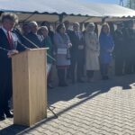 30.04.2023. Rudki. Gminne święto strażaka w gminie Nowa Słupia połączone z przekazaniem wozu dla OSP Sosnówka. Na zdjęciu (przemawia): senator Krzysztof Słoń / Fot. Anna Głąb - Radio Kielce