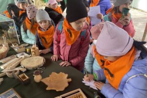 Leśnicy uczą dzieci, jak dbać o przyrodę