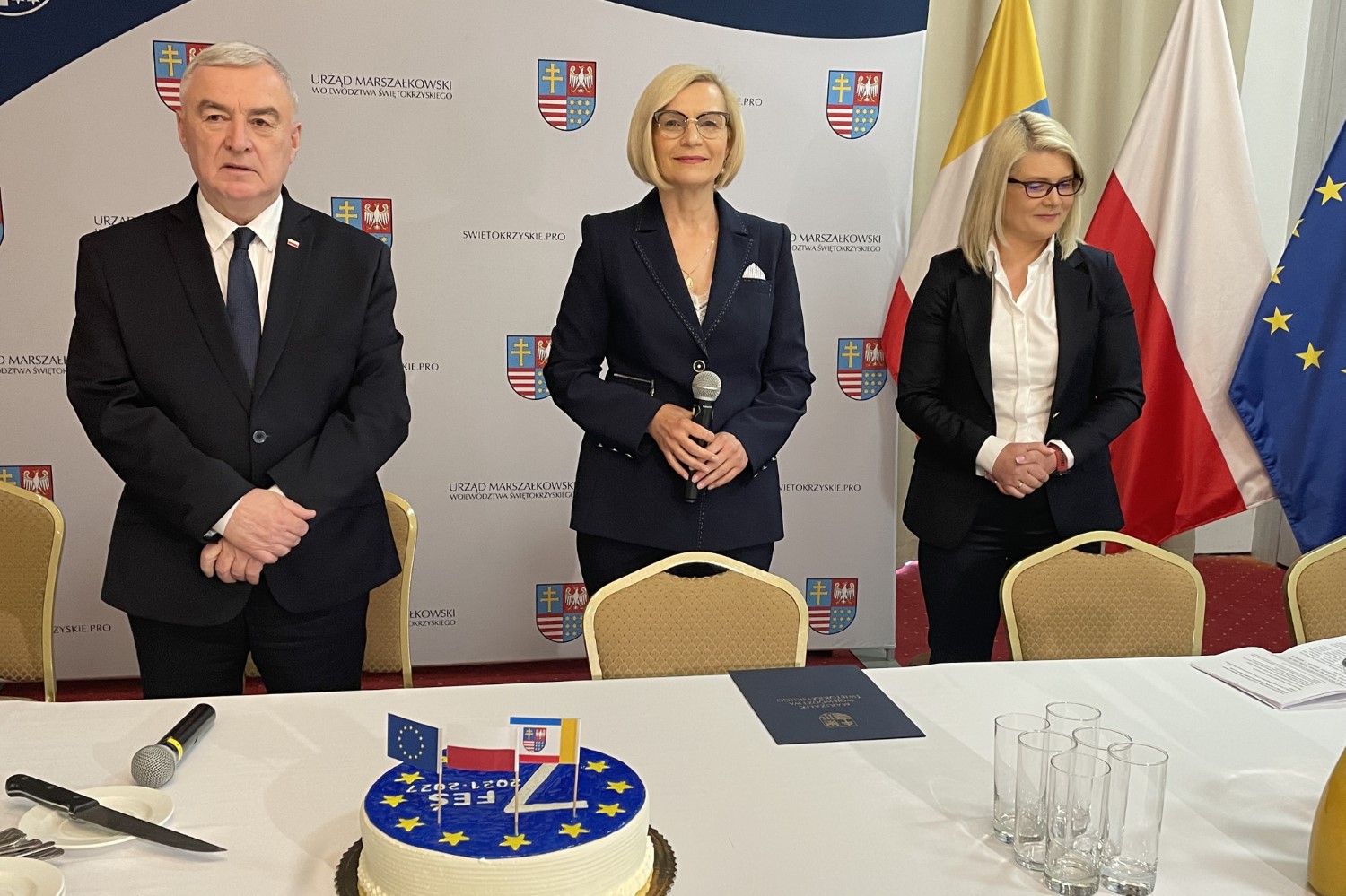 27.04.2023. Kielce. Konferencja dotycząca programu regionalnego Fundusze Europejskie dla Świętokrzyskie 2021-2027. Na zdjęciu (od lewej): Jacek Sułek - dyrektor Departamentu Inwestycji i Rozwoju w Urzędzie Marszałkowskim Województwa Świętokrzyskiego w Kielcach, Andrzej Bętkowski - marszałek województwa świętokrzyskiego, Renata Janik - wicemarszałek województwa świętokrzyskiego, Katarzyna Kubicka - dyrektor Departamentu Wdrażania EFS w Urzędzie Marszałkowskim Województwa Świętokrzyskiego w Kielcach i Artur Potaczała - zastępca dyrektora Departamentu Wdrażania EFS w Urzędzie Marszałkowskim Województwa Świętokrzyskiego w Kielcach / Fot. Iwona Murawska-Bujnowicz - Radio Kielce