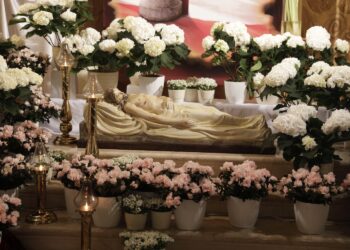 W kościołach dzień ciszy. Zakończy go uroczyste "Alleluja" - Radio Kielce W kościołach dzień ciszy. Zakończy go uroczyste "Alleluja"