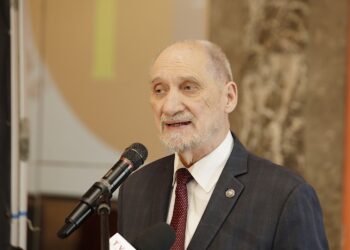 Prokuratura oskarża Macierewicza - Radio Kielce Prokuratura oskarża Macierewicza