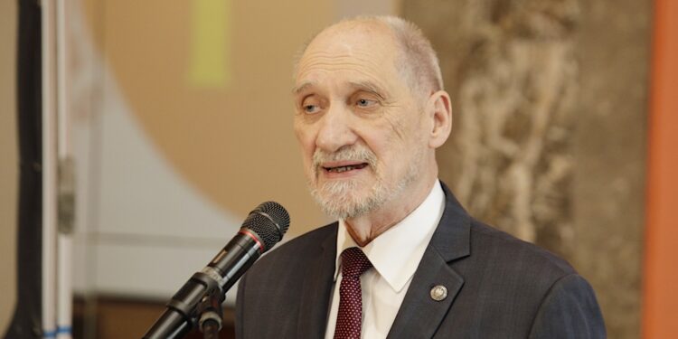 Prokuratura oskarża Macierewicza