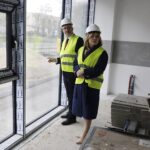 17.04.2023. Kielce. Budowa siedziby regionalnego oddziału TVP. Na zdjęciu (od lewej): Piotr Wawrzyk - wiceminister spraw zagranicznych oraz Anna Krupka - wiceminister sportu i turystyki. / Fot. Jarosław Kubalski - Radio Kielce