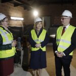 17.04.2023. Kielce. Budowa siedziby regionalnego oddziału TVP. Na zdjęciu (od lewej): Katarzyna Bernat - dyrektor TVP3 Kielce, Anna Krupka - wiceminister sportu i turystyki, Piotr Wawrzyk - wiceminister spraw zagranicznych. / Fot. Jarosław Kubalski - Radio Kielce