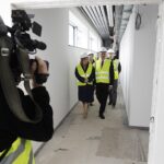 17.04.2023. Kielce. Budowa siedziby regionalnego oddziału TVP. Na zdjęciu (od lewej): Anna Krupka - wiceminister sportu i turystyki oraz Piotr Wawrzyk - wiceminister spraw zagranicznych. / Fot. Jarosław Kubalski - Radio Kielce
