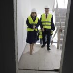 17.04.2023. Kielce. Budowa siedziby regionalnego oddziału TVP. Na zdjęciu (od lewej): Anna Krupka - wiceminister sportu i turystyki oraz Piotr Wawrzyk - wiceminister spraw zagranicznych. / Fot. Jarosław Kubalski - Radio Kielce