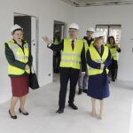 17.04.2023. Kielce. Budowa siedziby regionalnego oddziału TVP. Na zdjęciu (od lewej): Katarzyna Bernat - dyrektor TVP3 Kielce, Piotr Wawrzyk - wiceminister spraw zagranicznych, Anna Krupka - wiceminister sportu i turystyki. / Fot. Jarosław Kubalski - Radio Kielce