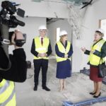 17.04.2023. Kielce. Budowa siedziby regionalnego oddziału TVP. Na zdjęciu (od lewej): Piotr Wawrzyk - wiceminister spraw zagranicznych, Anna Krupka - wiceminister sportu i turystyki, Katarzyna Bernat - dyrektor TVP3 Kielce. / Fot. Jarosław Kubalski - Radio Kielce