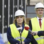 17.04.2023. Kielce. Budowa siedziby regionalnego oddziału TVP. Na zdjęciu (od lewej): Anna Krupka - wiceminister sportu i turystyki oraz Piotr Wawrzyk - wiceminister spraw zagranicznych. / Fot. Jarosław Kubalski - Radio Kielce