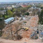 19.04.2023. Kielce. Rozbiórka budynków byłego szpitalika dziecięcego przy ulicy Langiewicza / Fot. Jarosław Kubalski – Radio Kielce