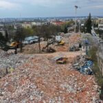 19.04.2023. Kielce. Rozbiórka budynków byłego szpitalika dziecięcego przy ulicy Langiewicza / Fot. Jarosław Kubalski – Radio Kielce