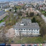 19.04.2023. Kielce. Rozbiórka budynków byłego szpitalika dziecięcego przy ulicy Langiewicza / Fot. Jarosław Kubalski – Radio Kielce