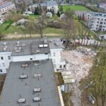 19.04.2023. Kielce. Rozbiórka budynków byłego szpitalika dziecięcego przy ulicy Langiewicza / Fot. Jarosław Kubalski – Radio Kielce