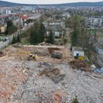 19.04.2023. Kielce. Rozbiórka budynków byłego szpitalika dziecięcego przy ulicy Langiewicza / Fot. Jarosław Kubalski – Radio Kielce