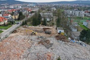 19.04.2023. Kielce. Rozbiórka budynków byłego szpitalika dziecięcego przy ulicy Langiewicza / Fot. Jarosław Kubalski – Radio Kielce