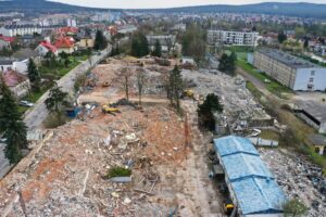 19.04.2023. Kielce. Rozbiórka budynków byłego szpitalika dziecięcego przy ulicy Langiewicza / Fot. Jarosław Kubalski – Radio Kielce