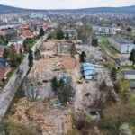19.04.2023. Kielce. Rozbiórka budynków byłego szpitalika dziecięcego przy ulicy Langiewicza / Fot. Jarosław Kubalski – Radio Kielce