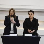 21.04.2023. Warszawa. Promocja książki Żakliny Skowrońskiej. Na zdjęciu (od lewej): Danuta Holecka i Żaklina Skowrońska. / Fot. Jarosław Kubalski - Radio Kielce