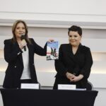 21.04.2023. Warszawa. Promocja książki Żakliny Skowrońskiej. Na zdjęciu (od lewej): Danuta Holecka i Żaklina Skowrońska. / Fot. Jarosław Kubalski - Radio Kielce