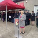01.04.2023. Dziurów, gmina Zawichost. Przyjęcie OSP Dziurów do KSRG. Na zdjęciu (przemawia): Katarzyna Kondziołka - burmistrz Zawichostu. / Fot. Grażyna Szlęzak - Radio Kielce