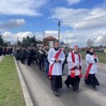 01.04.2023. Sandomierz. Droga Krzyżowa. Na zdjęciu (w środku) bp Krzysztof Nitkiewicz z diakonami Wyższego Seminarium Duchownego w Sandomierzu. / Fot. Grażyna Szlęzak - Radio Kielce
