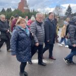 01.04.2023. Sandomierz. Droga Krzyżowa. Na zdjęciu (na pierwszym planie od lewej): Alicja Szatan - dyrektor Zespołu Szkół Centrum Kształcenia Rolniczego w Sandomierzu, radny miejski Krzysztof Szatan, poseł PiS Marek Kwitek. / Fot. Grażyna Szlęzak - Radio Kielce