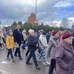 01.04.2023. 01.04.2023. Sandomierz. Droga Krzyżowa. Na zdjęciu (w środku): burmistrz Sandomierza Marcin Marzec z synem Ignacym. / Fot. Grażyna Szlęzak - Radio Kielce