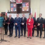 05.04.2023. Opatów. Spotkanie wielkanocne w starostwie powiatowym. Na zdjęciu (od lewej): Małgorzata Jalowska - wicestarosta opatowski, poseł Agata Wojtyszek, Tomasz Staniek - starosta opatowski, poseł Marek Kwitek, senator Jarosław Rusiecki, Bożena Kornacka - przewodniczący rady powiatu, członkowie zarządu powiatu: Andrzej Gajek, Kazimierz Żółtek, Maciej Wolański. / Fot. Grażyna Szlęzak - Radio Kielce