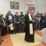 05.04.2023. Sandomierz. Żywność na święta od Caritas Diecezji Sandomierskiej. Na zdjęciu biskup Krzysztof Nitkiewicz. / Fot. Grażyna Szlęzak - Radio Kielce