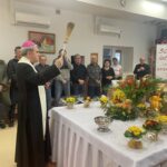 05.04.2023. Sandomierz. Żywność na święta od Caritas Diecezji Sandomierskiej. Na zdjęciu biskup Krzysztof Nitkiewicz. / Fot. Grażyna Szlęzak - Radio Kielce