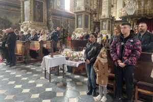 08.04.2023. Sandomierz. Święcenie pokarmów w katedrze / Fot. Grażyna Szlęzak - Radio Kielce