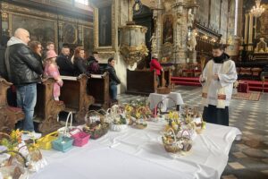 08.04.2023. Sandomierz. Święcenie pokarmów w katedrze / Fot. Grażyna Szlęzak - Radio Kielce