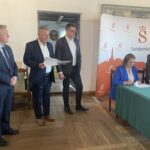 14.04.2023. Sandomierz. Fundacja Sandomierska wsparła miejscowe szkoły, podpisanie umowy. Na zdjęciu (od lewej): Andrzej Bolewski - Fundacja Sandomierska, Jerzy Baran - Dyrektor Operacyjny Pilkington Polska i Przewodniczący Rady Nadzorczej Fundacji Sandomierskiej Marcin Marzec -burmistrz Sandomierza, wiceprezes fundacji, Iwona Korona- Smardz - dyrektor Zespołu Szkół Ekonomicznych w Sandomierzu, Jerzy Niziołek - Fundacja Sandomierska. / Fot. Grażyna Szlęzak - Radio Kielce