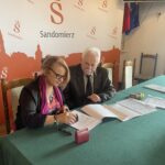 14.04.2023. Sandomierz. Fundacja Sandomierska wsparła miejscowe szkoły, podpisanie umowy. Na zdjęciu (od lewej): Krystyna Kobylakiewicz - dyrektor Zespołu Szkół Technicznych i Ogólnokształcących w Sandomierzu, Jerzy Niziołek - Fundacja Sandomierska. / Fot. Grażyna Szlęzak - Radio Kielce